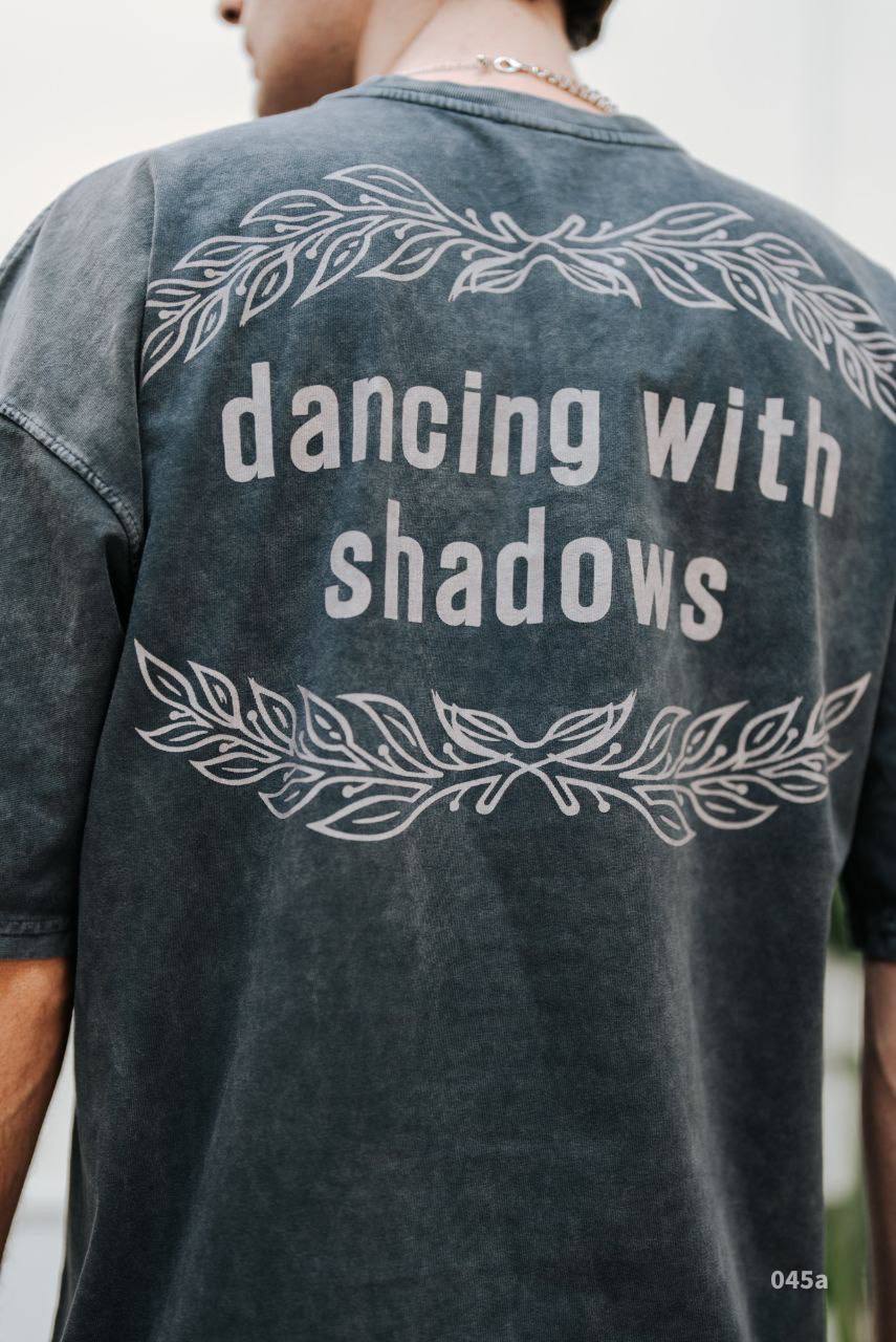 Чоловіча Футболка Сіра Темна - Графіт Оверсайз "Тай Дай" з Надписом "Dancing with shadows"