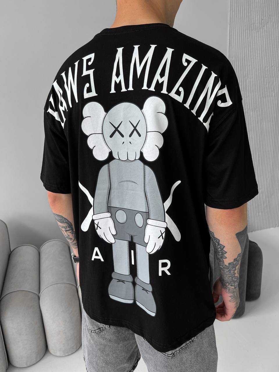 Чоловіча Чорна Футболка Оверсайз с Принтом на Спині "Kaws"