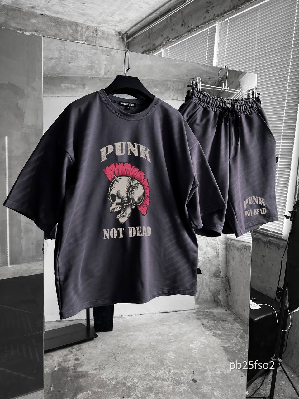 Чоловічий Базовий Літній Графітовий Комплект Футболка Шорти з Принтом "Punk Not Dead"