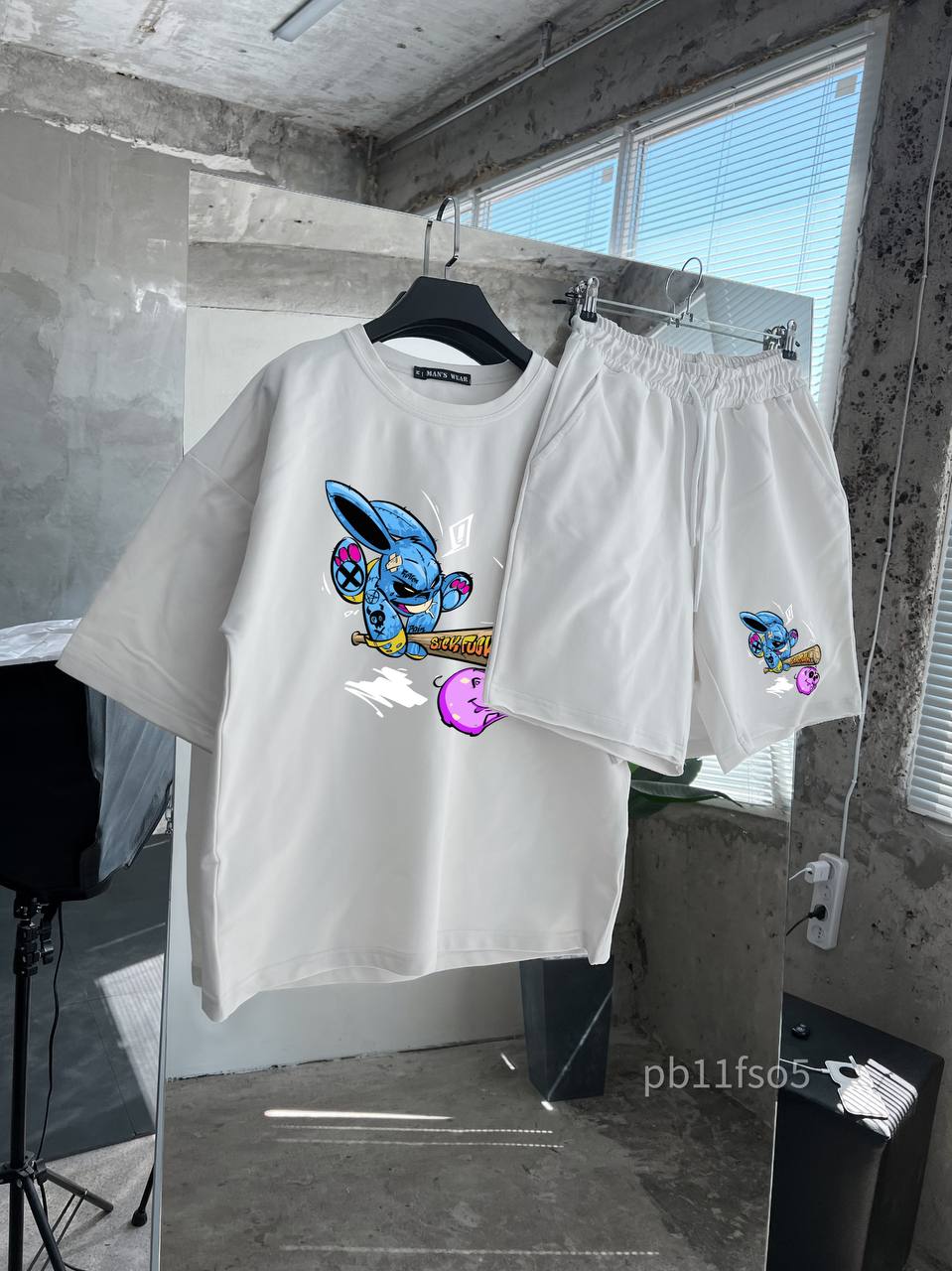 Чоловічий Білий Літній Комплект Футболка Шорти з Принтом Заєць з Битою