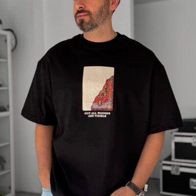 Чоловіча Чорна Оверсайз Футболка «NOT ALL WOUNDS ARE VISIBLE» - Бавовняна з Бархатним Принтом та Вишивкою